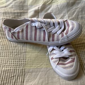 Womens sneakers | universal Threads | size 9